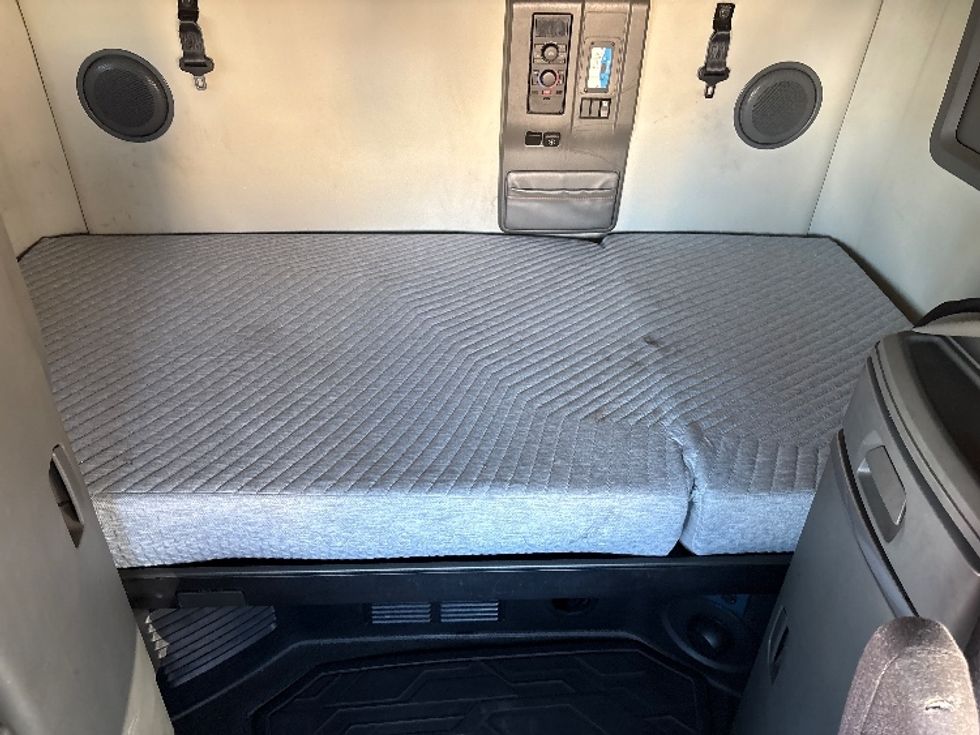 Sleeper Tractor-Heavy Duty Tractors-Volvo-2019-VNL64760-Phoenix-AZ-591,833\n\t\tmiles-$ 59,500 - Image 17