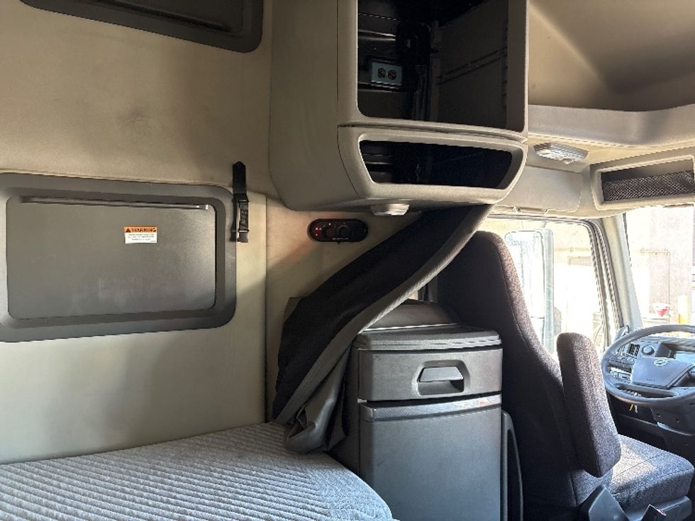 Sleeper Tractor-Heavy Duty Tractors-Volvo-2019-VNL64760-Phoenix-AZ-591,833\n\t\tmiles-$ 59,500 - Image 18