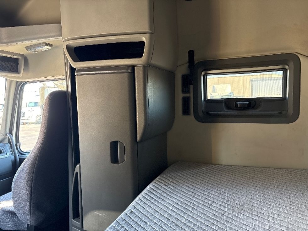 Sleeper Tractor-Heavy Duty Tractors-Volvo-2019-VNL64760-Phoenix-AZ-591,833\n\t\tmiles-$ 59,500 - Image 19
