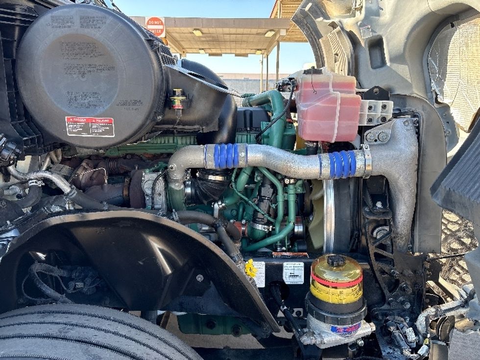 Sleeper Tractor-Heavy Duty Tractors-Volvo-2019-VNL64760-Phoenix-AZ-591,833\n\t\tmiles-$ 59,500 - Image 20