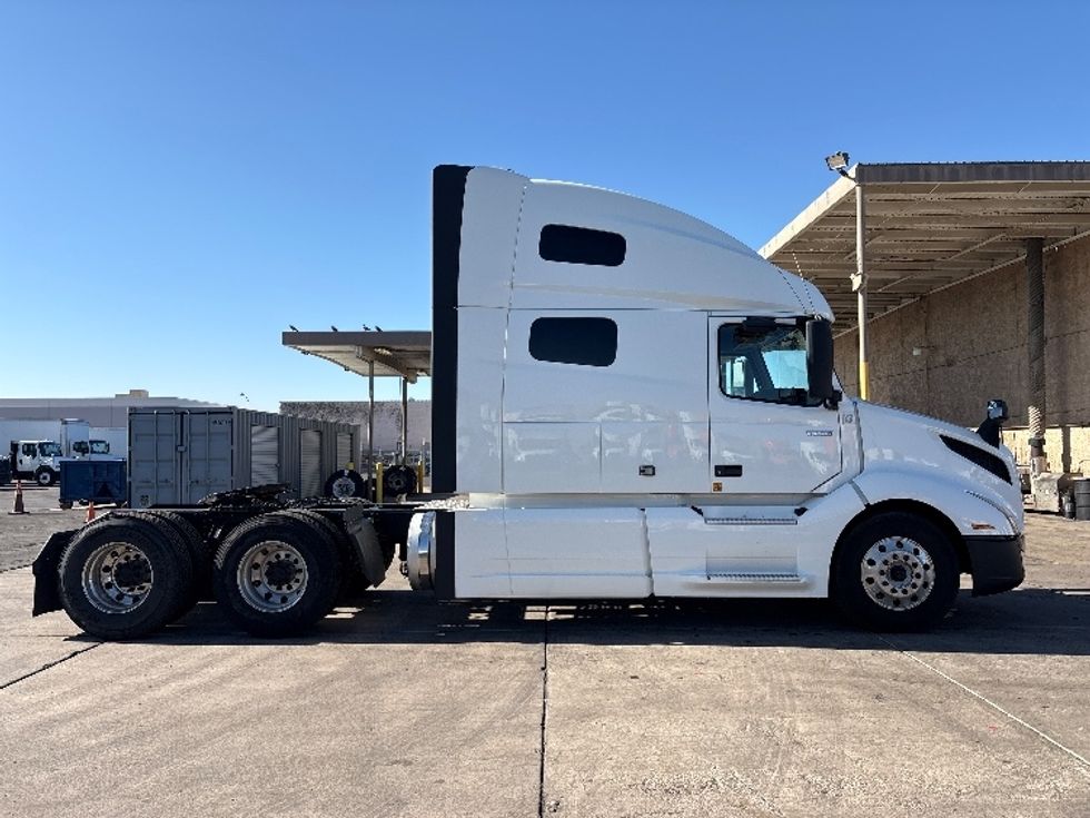 Sleeper Tractor-Heavy Duty Tractors-Volvo-2019-VNL64760-Phoenix-AZ-591,833\n\t\tmiles-$ 59,500 - Image 8