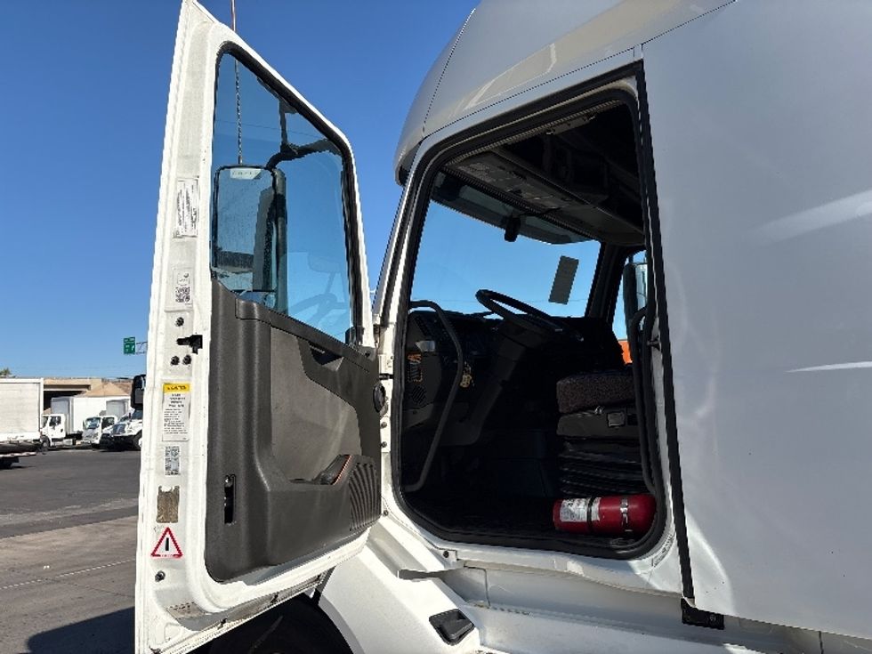 Sleeper Tractor-Heavy Duty Tractors-Volvo-2019-VNL64760-Phoenix-AZ-591,833\n\t\tmiles-$ 59,500 - Image 9