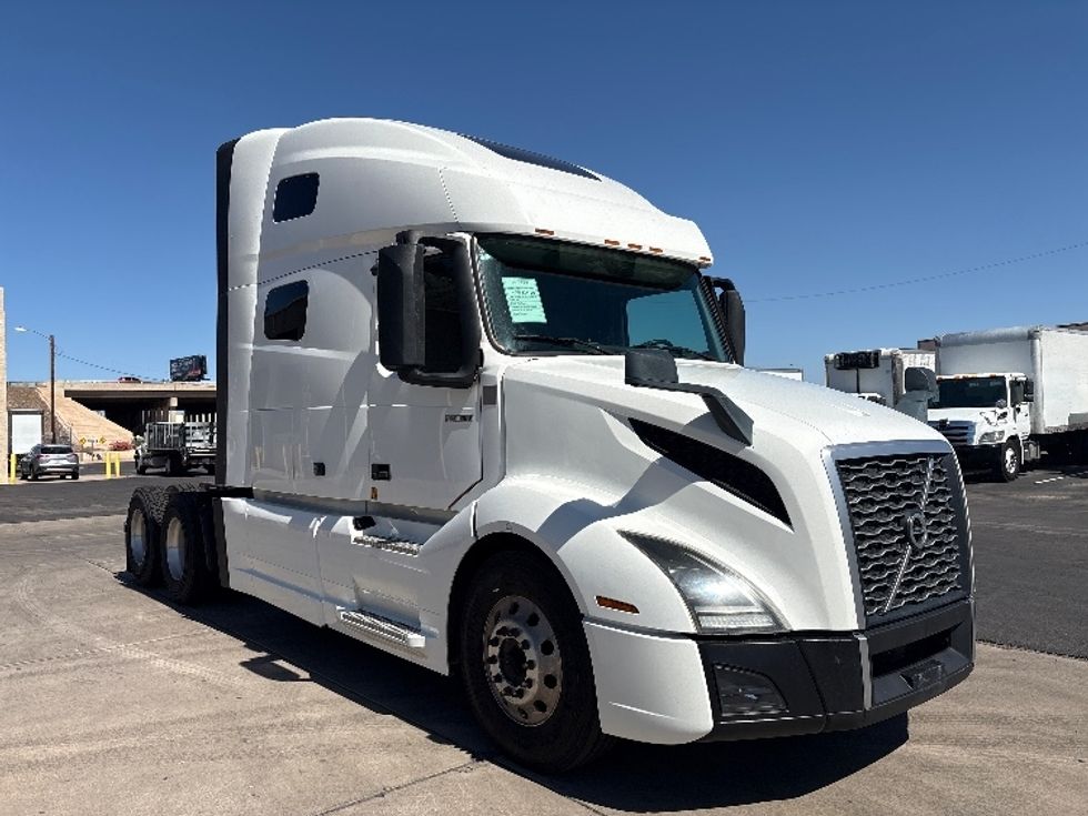 Sleeper Tractor-Heavy Duty Tractors-Volvo-2019-VNL64760-Phoenix-AZ-628,828\n\t\tmiles-$ 60,750 - Image 1