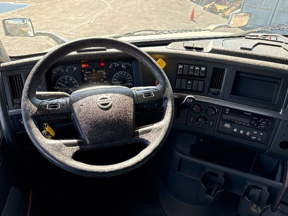 Sleeper Tractor-Heavy Duty Tractors-Volvo-2019-VNL64760-Phoenix-AZ-628,828\n\t\tmiles-$ 60,750 - Image 10