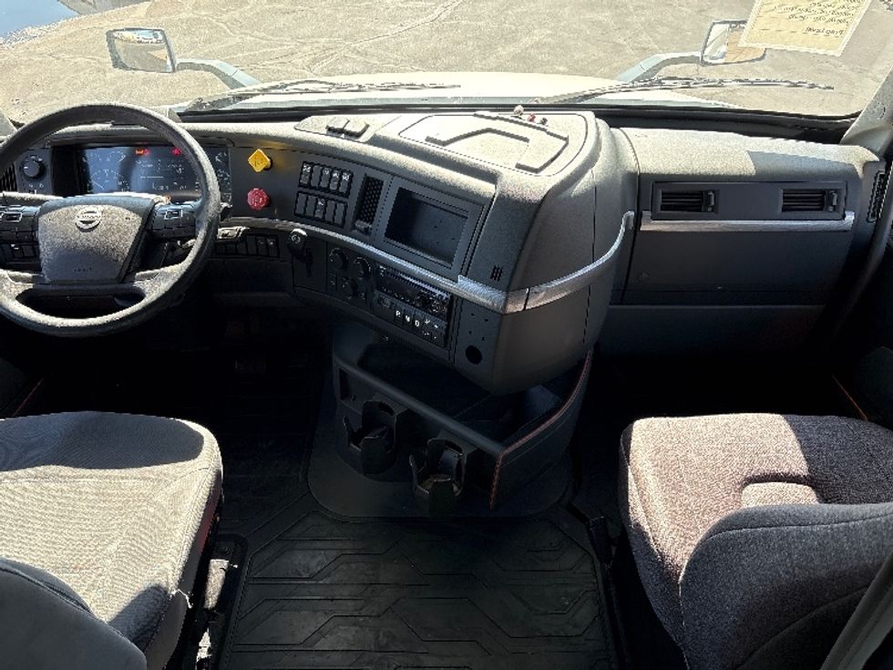 Sleeper Tractor-Heavy Duty Tractors-Volvo-2019-VNL64760-Phoenix-AZ-628,828\n\t\tmiles-$ 60,750 - Image 11