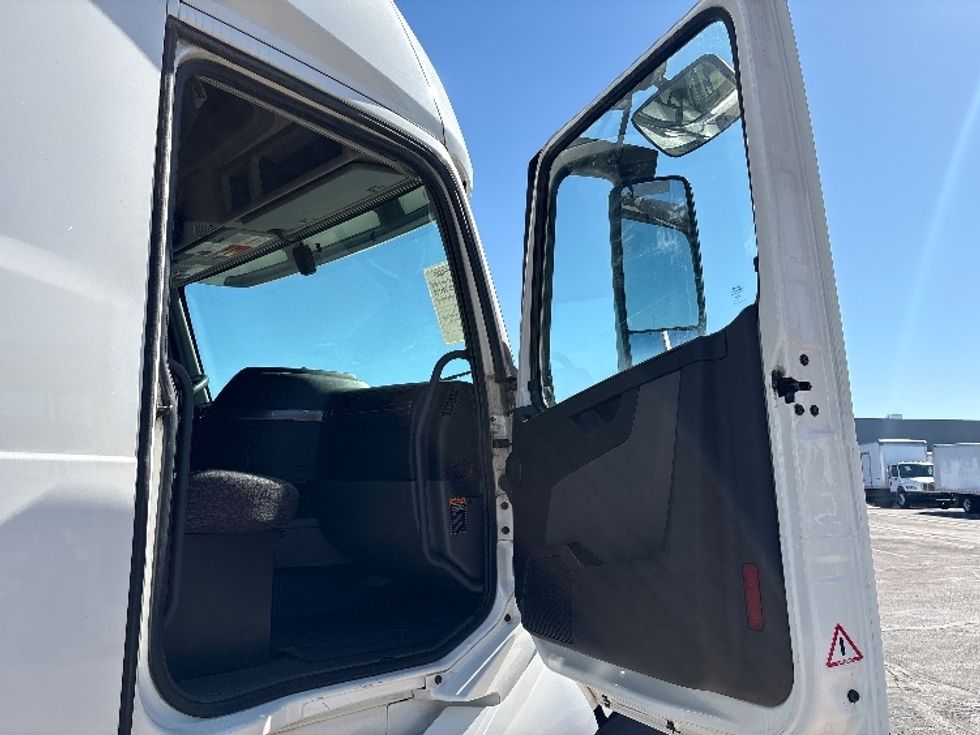 Sleeper Tractor-Heavy Duty Tractors-Volvo-2019-VNL64760-Phoenix-AZ-628,828\n\t\tmiles-$ 60,750 - Image 12