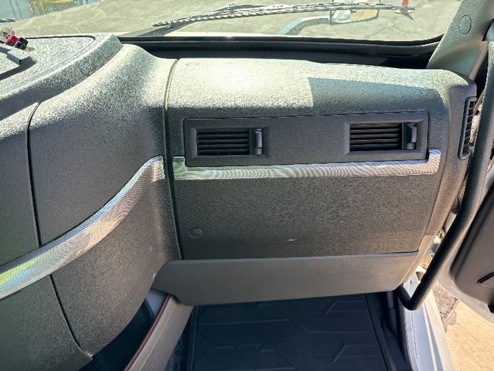 Sleeper Tractor-Heavy Duty Tractors-Volvo-2019-VNL64760-Phoenix-AZ-628,828\n\t\tmiles-$ 60,750 - Image 13