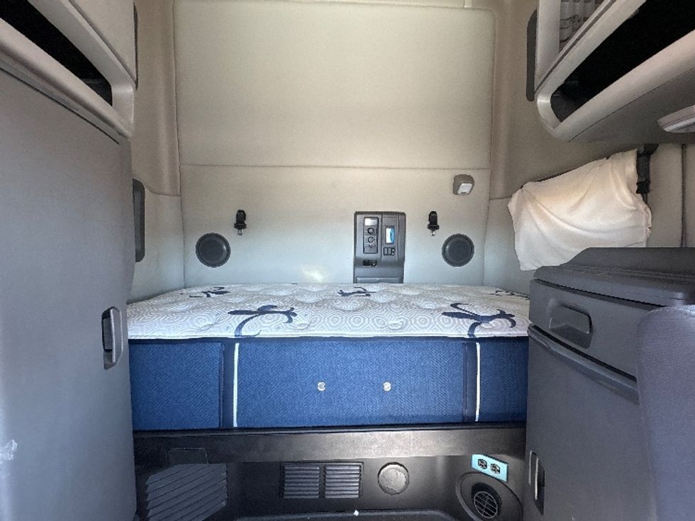 Sleeper Tractor-Heavy Duty Tractors-Volvo-2019-VNL64760-Phoenix-AZ-628,828\n\t\tmiles-$ 60,750 - Image 15