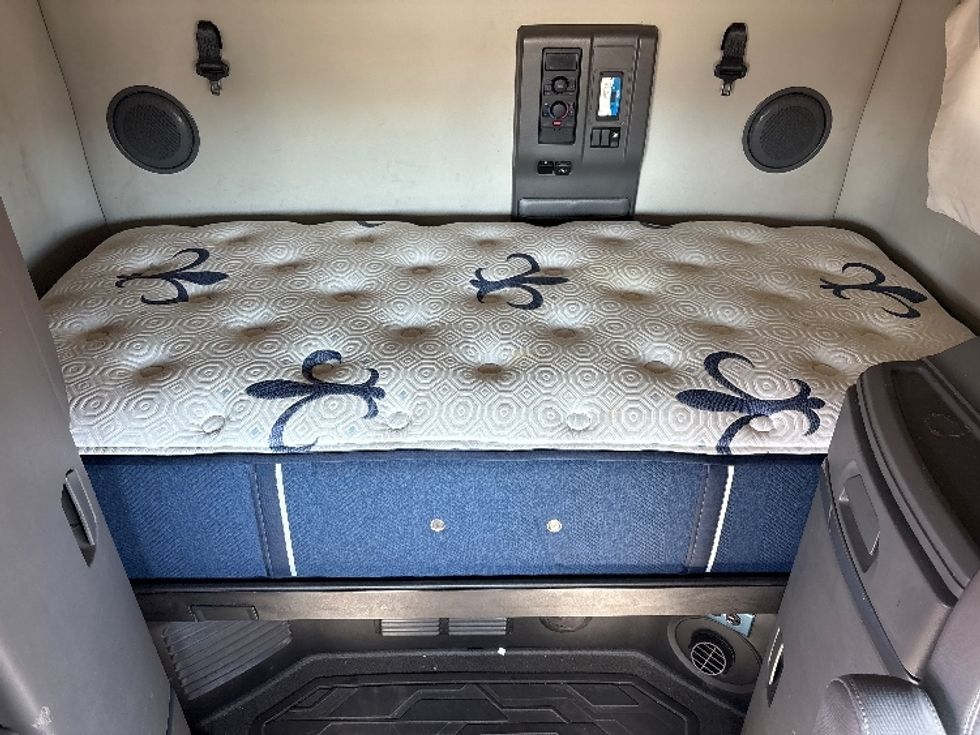 Sleeper Tractor-Heavy Duty Tractors-Volvo-2019-VNL64760-Phoenix-AZ-628,828\n\t\tmiles-$ 60,750 - Image 16