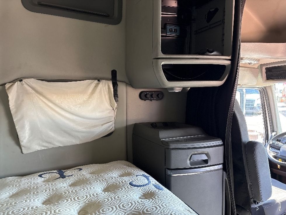 Sleeper Tractor-Heavy Duty Tractors-Volvo-2019-VNL64760-Phoenix-AZ-628,828\n\t\tmiles-$ 60,750 - Image 17
