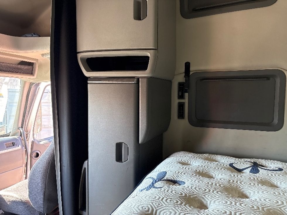 Sleeper Tractor-Heavy Duty Tractors-Volvo-2019-VNL64760-Phoenix-AZ-628,828\n\t\tmiles-$ 60,750 - Image 18