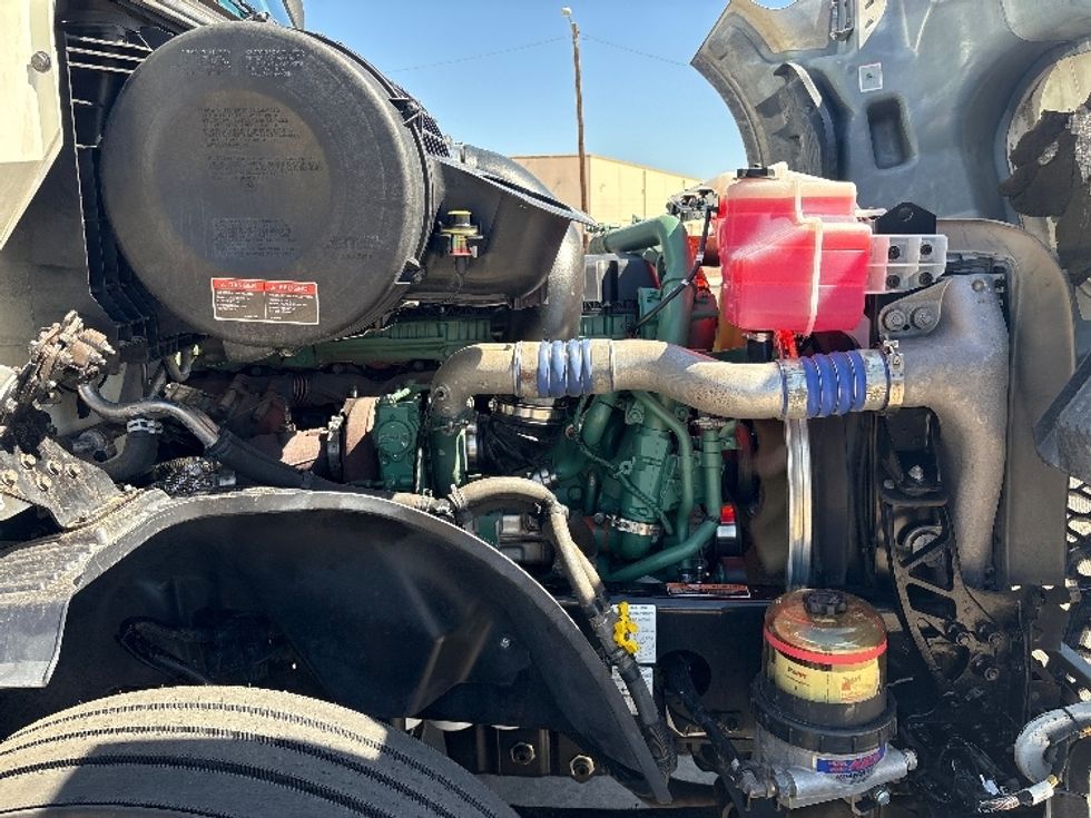 Sleeper Tractor-Heavy Duty Tractors-Volvo-2019-VNL64760-Phoenix-AZ-628,828\n\t\tmiles-$ 60,750 - Image 19