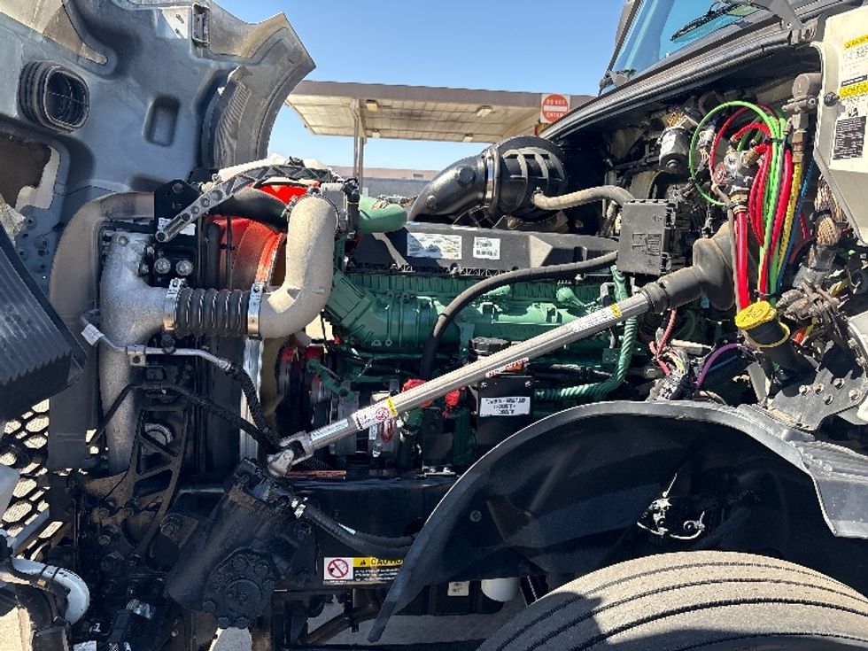 Sleeper Tractor-Heavy Duty Tractors-Volvo-2019-VNL64760-Phoenix-AZ-628,828\n\t\tmiles-$ 60,750 - Image 20