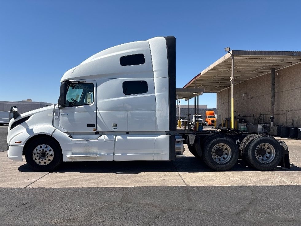 Sleeper Tractor-Heavy Duty Tractors-Volvo-2019-VNL64760-Phoenix-AZ-628,828\n\t\tmiles-$ 60,750 - Image 4