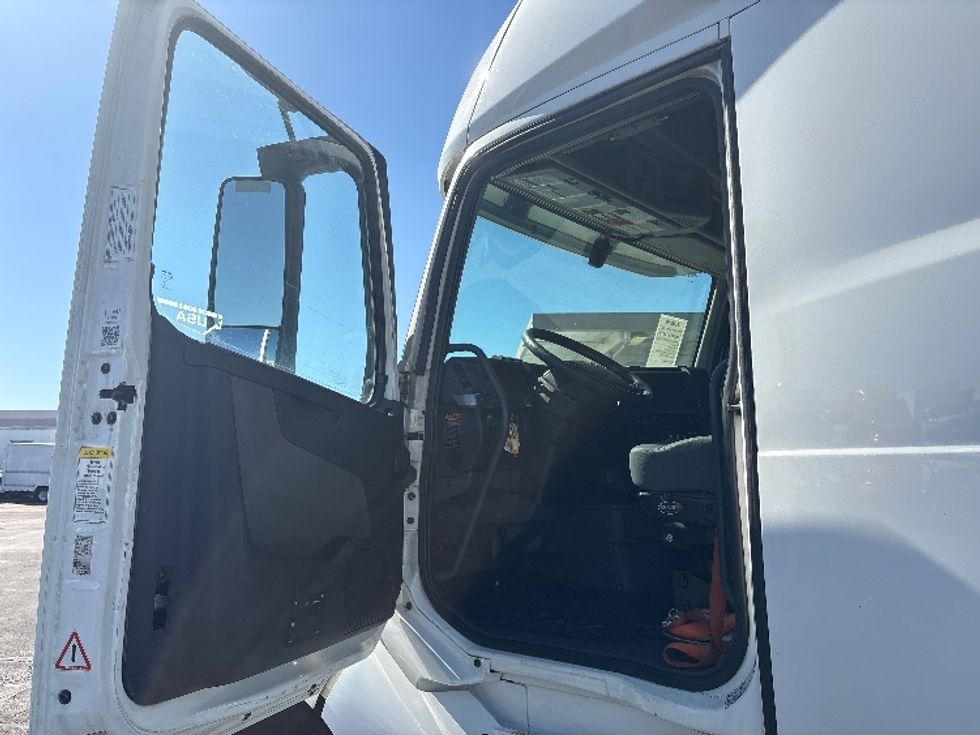 Sleeper Tractor-Heavy Duty Tractors-Volvo-2019-VNL64760-Phoenix-AZ-628,828\n\t\tmiles-$ 60,750 - Image 8