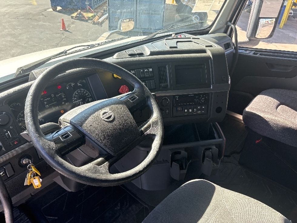 Sleeper Tractor-Heavy Duty Tractors-Volvo-2019-VNL64760-Phoenix-AZ-628,828\n\t\tmiles-$ 60,750 - Image 9