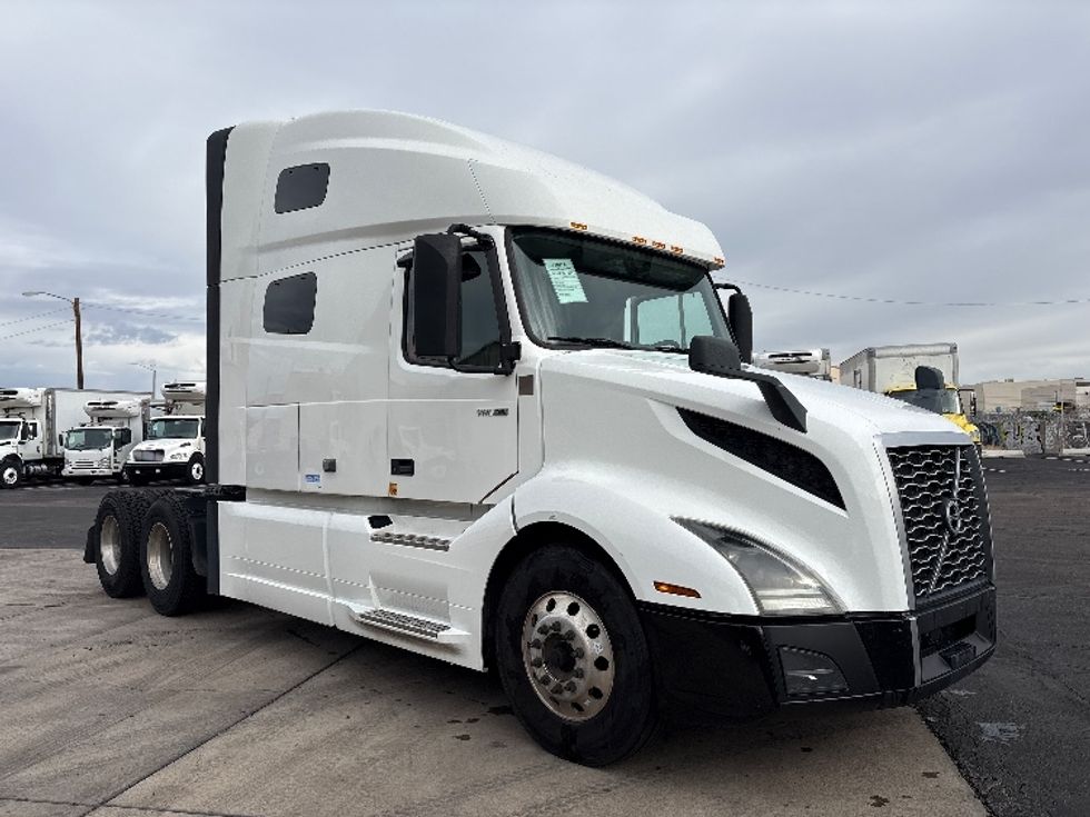 Sleeper Tractor-Heavy Duty Tractors-Volvo-2019-VNL64760-Phoenix-AZ-694,672\n\t\tmiles-$ 54,750 - Image 1