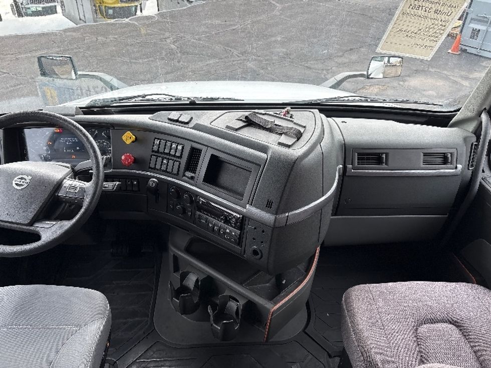 Sleeper Tractor-Heavy Duty Tractors-Volvo-2019-VNL64760-Phoenix-AZ-694,672\n\t\tmiles-$ 54,750 - Image 12