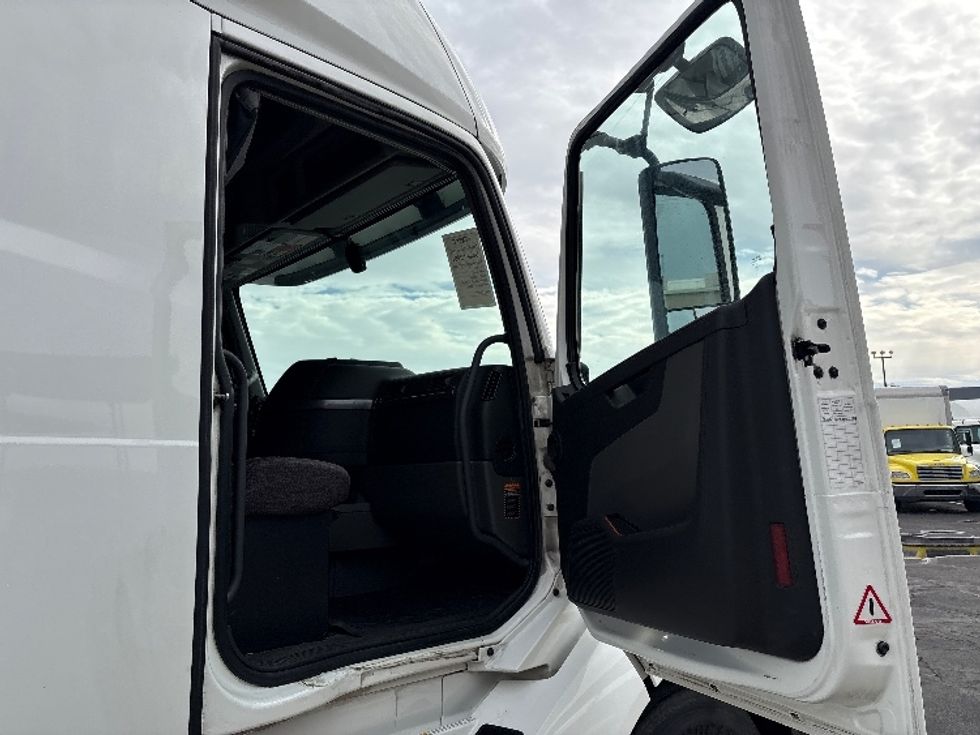 Sleeper Tractor-Heavy Duty Tractors-Volvo-2019-VNL64760-Phoenix-AZ-694,672\n\t\tmiles-$ 54,750 - Image 13