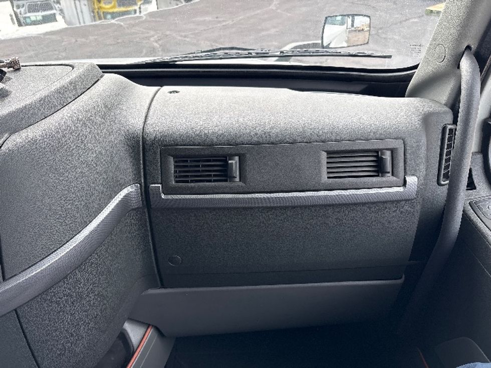 Sleeper Tractor-Heavy Duty Tractors-Volvo-2019-VNL64760-Phoenix-AZ-694,672\n\t\tmiles-$ 54,750 - Image 14