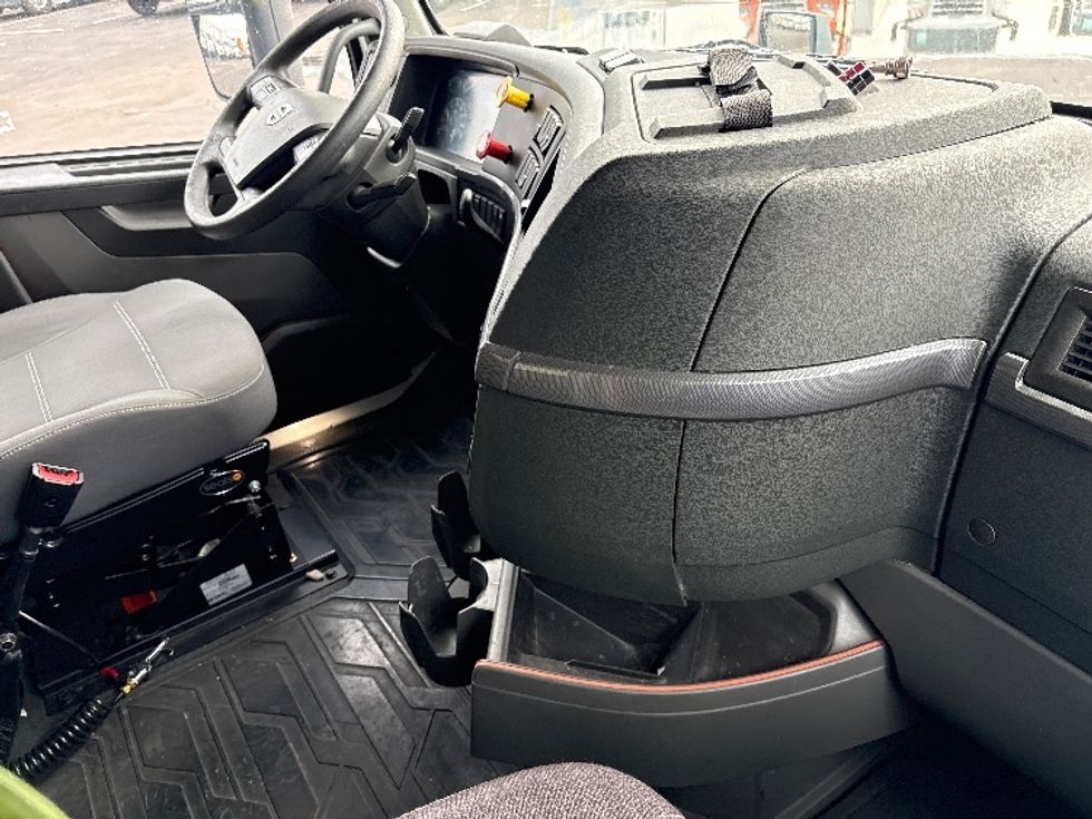 Sleeper Tractor-Heavy Duty Tractors-Volvo-2019-VNL64760-Phoenix-AZ-694,672\n\t\tmiles-$ 54,750 - Image 15