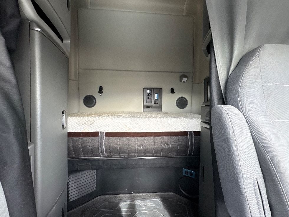 Sleeper Tractor-Heavy Duty Tractors-Volvo-2019-VNL64760-Phoenix-AZ-694,672\n\t\tmiles-$ 54,750 - Image 16