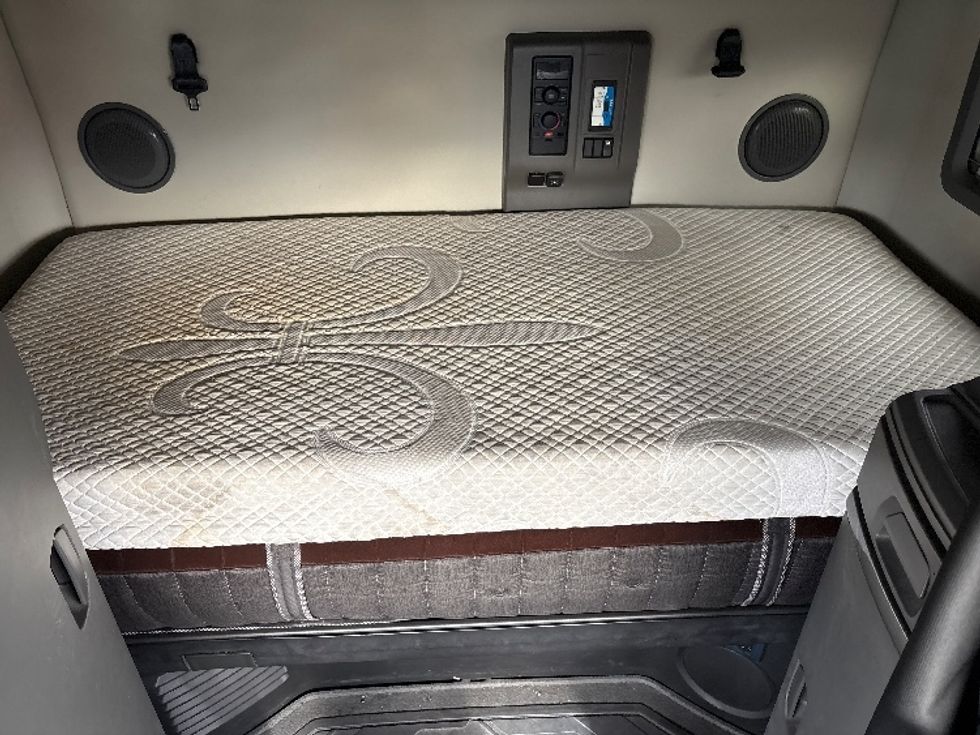 Sleeper Tractor-Heavy Duty Tractors-Volvo-2019-VNL64760-Phoenix-AZ-694,672\n\t\tmiles-$ 54,750 - Image 17