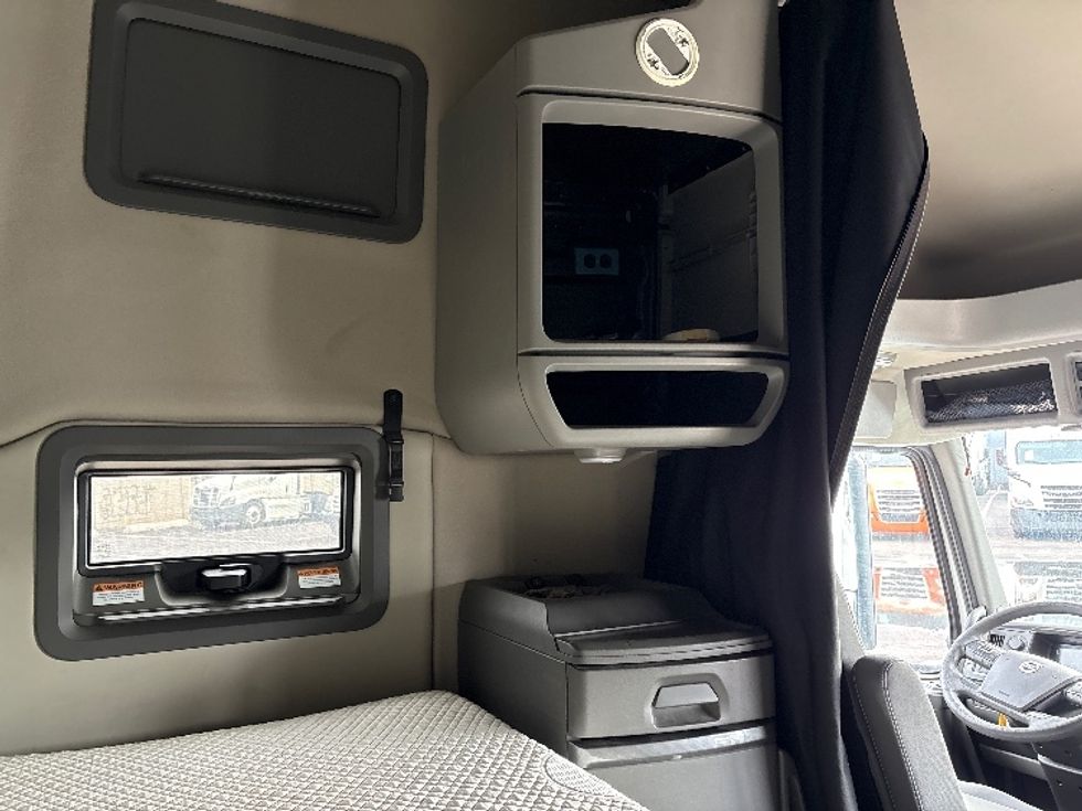 Sleeper Tractor-Heavy Duty Tractors-Volvo-2019-VNL64760-Phoenix-AZ-694,672\n\t\tmiles-$ 54,750 - Image 18