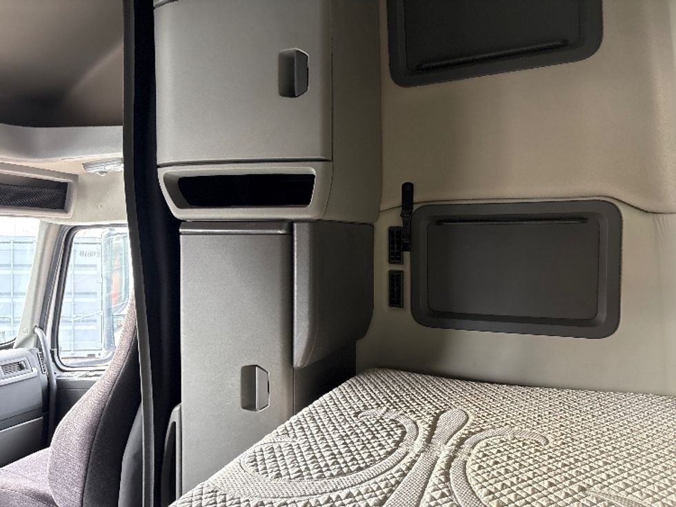 Sleeper Tractor-Heavy Duty Tractors-Volvo-2019-VNL64760-Phoenix-AZ-694,672\n\t\tmiles-$ 54,750 - Image 19