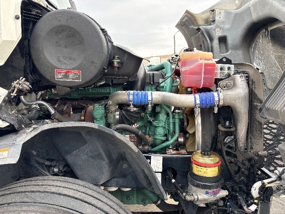 Sleeper Tractor-Heavy Duty Tractors-Volvo-2019-VNL64760-Phoenix-AZ-694,672\n\t\tmiles-$ 54,750 - Image 20
