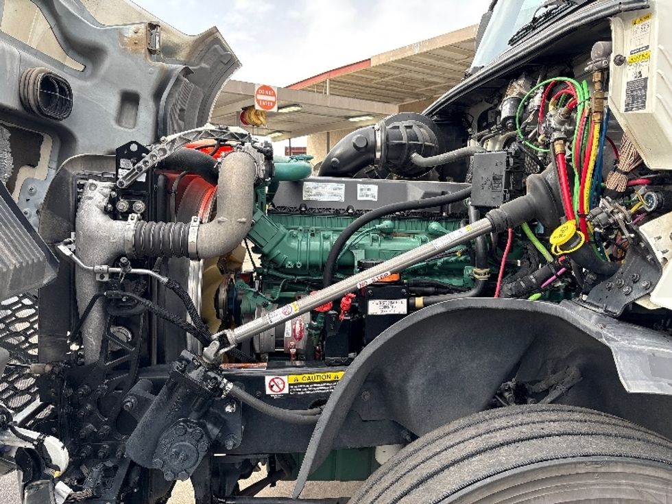 Sleeper Tractor-Heavy Duty Tractors-Volvo-2019-VNL64760-Phoenix-AZ-694,672\n\t\tmiles-$ 54,750 - Image 21