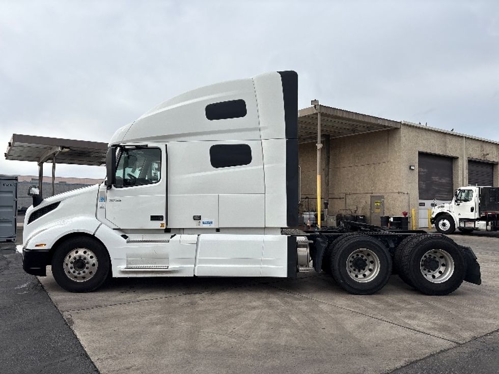 Sleeper Tractor-Heavy Duty Tractors-Volvo-2019-VNL64760-Phoenix-AZ-694,672\n\t\tmiles-$ 54,750 - Image 4