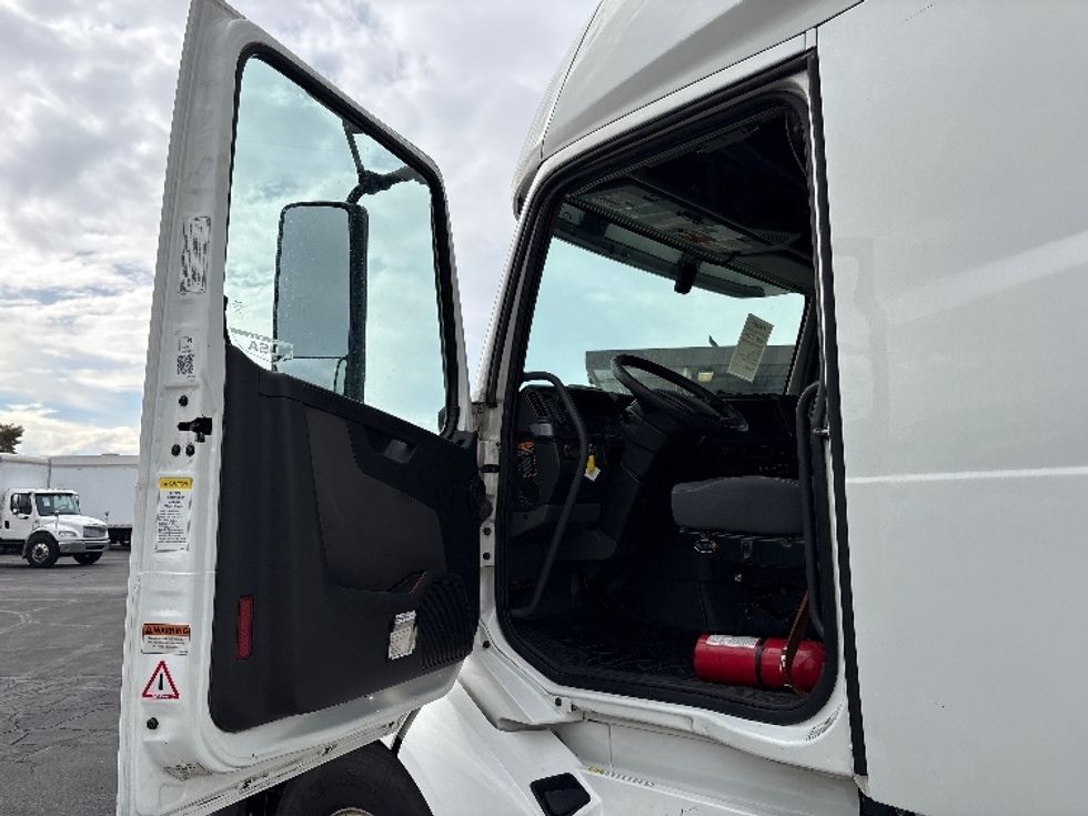 Sleeper Tractor-Heavy Duty Tractors-Volvo-2019-VNL64760-Phoenix-AZ-694,672\n\t\tmiles-$ 54,750 - Image 9