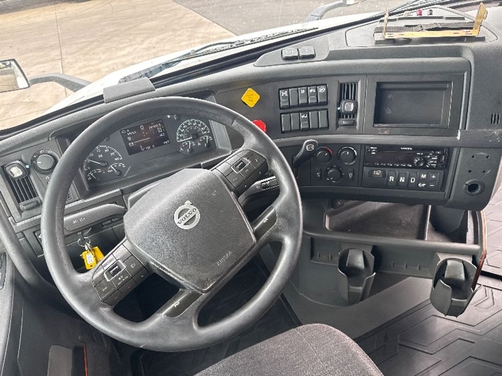 Sleeper Tractor-Heavy Duty Tractors-Volvo-2019-VNL64760-Phoenix-AZ-731,400\n\t\tmiles-$ 52,250 - Image 10