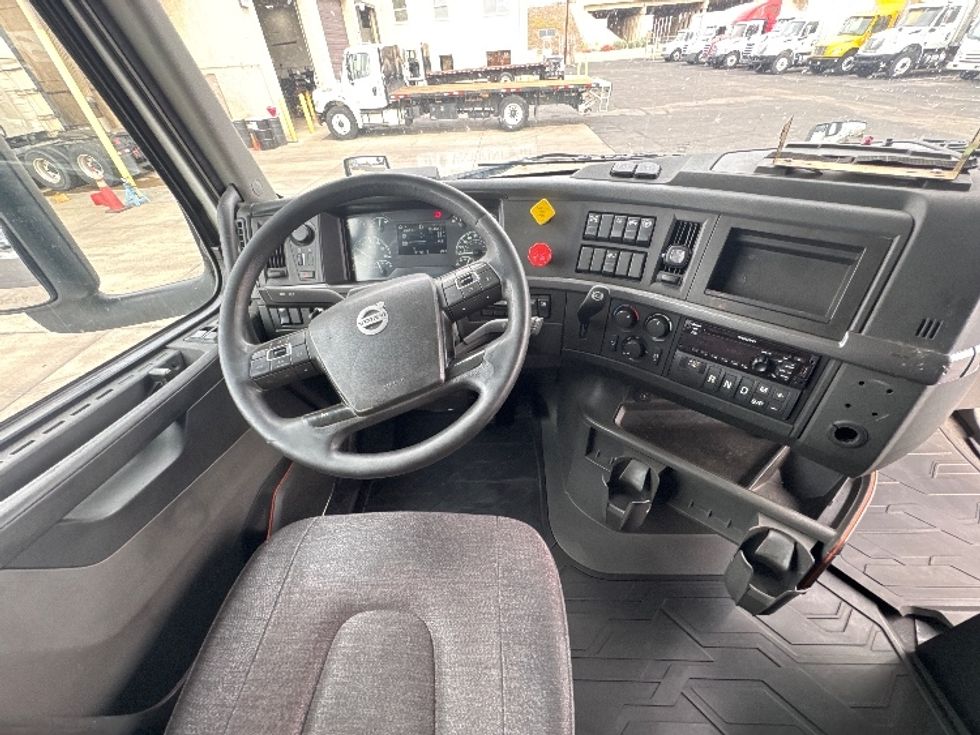 Sleeper Tractor-Heavy Duty Tractors-Volvo-2019-VNL64760-Phoenix-AZ-731,400\n\t\tmiles-$ 52,250 - Image 11