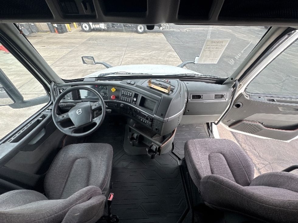 Sleeper Tractor-Heavy Duty Tractors-Volvo-2019-VNL64760-Phoenix-AZ-731,400\n\t\tmiles-$ 52,250 - Image 12