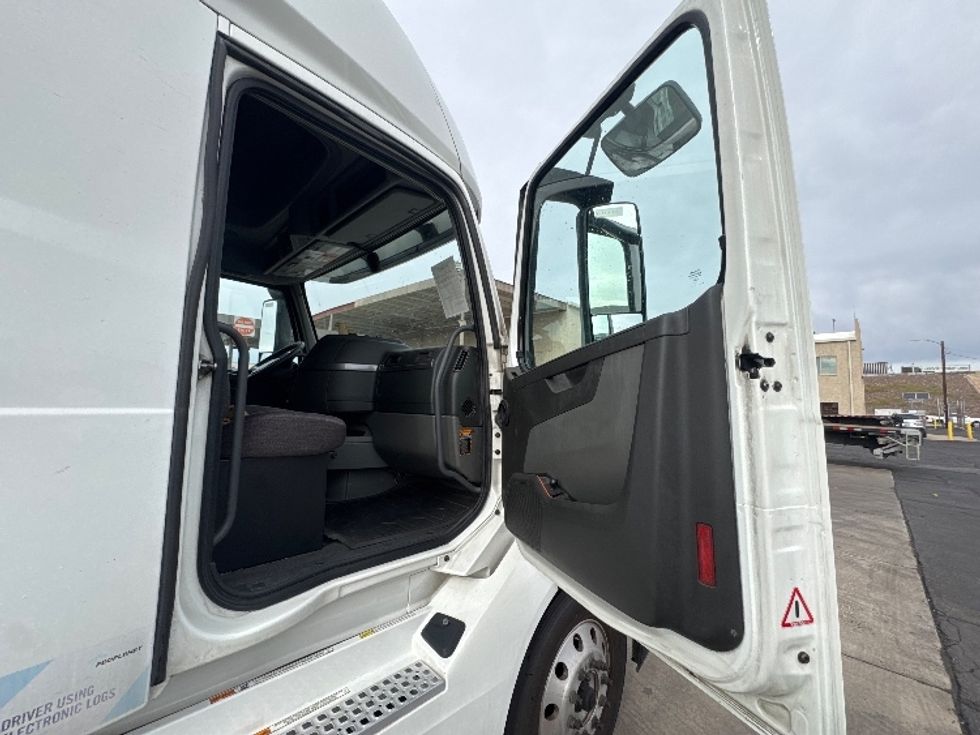 Sleeper Tractor-Heavy Duty Tractors-Volvo-2019-VNL64760-Phoenix-AZ-731,400\n\t\tmiles-$ 52,250 - Image 13