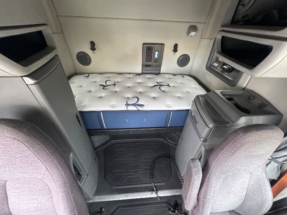 Sleeper Tractor-Heavy Duty Tractors-Volvo-2019-VNL64760-Phoenix-AZ-731,400\n\t\tmiles-$ 52,250 - Image 16