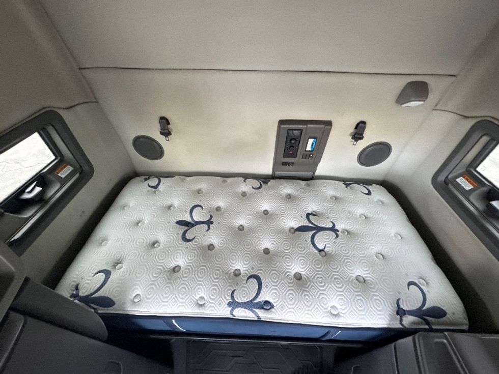 Sleeper Tractor-Heavy Duty Tractors-Volvo-2019-VNL64760-Phoenix-AZ-731,400\n\t\tmiles-$ 52,250 - Image 17