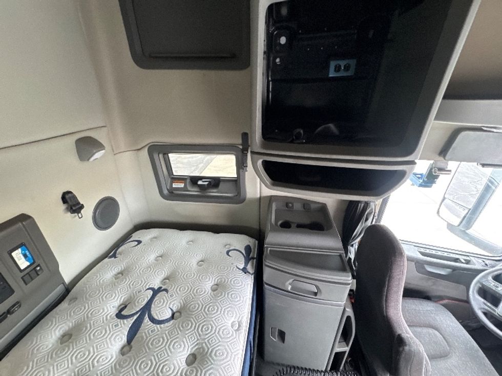 Sleeper Tractor-Heavy Duty Tractors-Volvo-2019-VNL64760-Phoenix-AZ-731,400\n\t\tmiles-$ 52,250 - Image 18