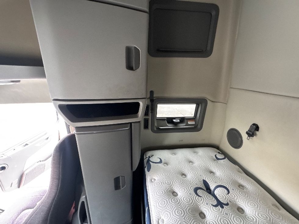 Sleeper Tractor-Heavy Duty Tractors-Volvo-2019-VNL64760-Phoenix-AZ-731,400\n\t\tmiles-$ 52,250 - Image 19