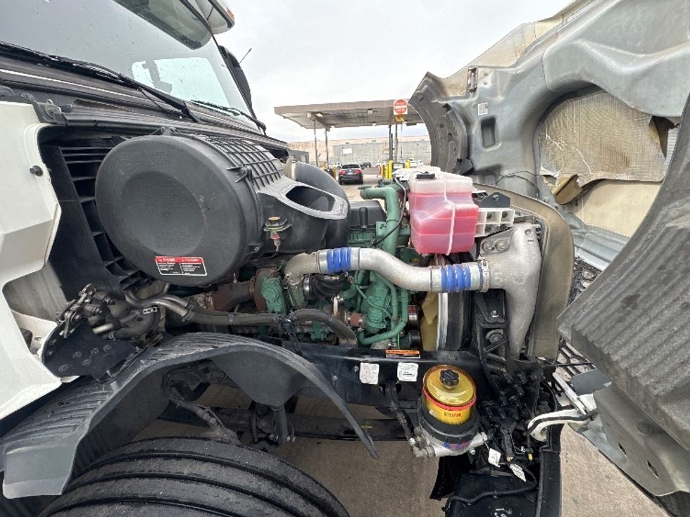 Sleeper Tractor-Heavy Duty Tractors-Volvo-2019-VNL64760-Phoenix-AZ-731,400\n\t\tmiles-$ 52,250 - Image 20