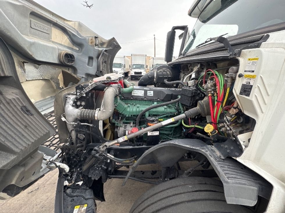 Sleeper Tractor-Heavy Duty Tractors-Volvo-2019-VNL64760-Phoenix-AZ-731,400\n\t\tmiles-$ 52,250 - Image 21