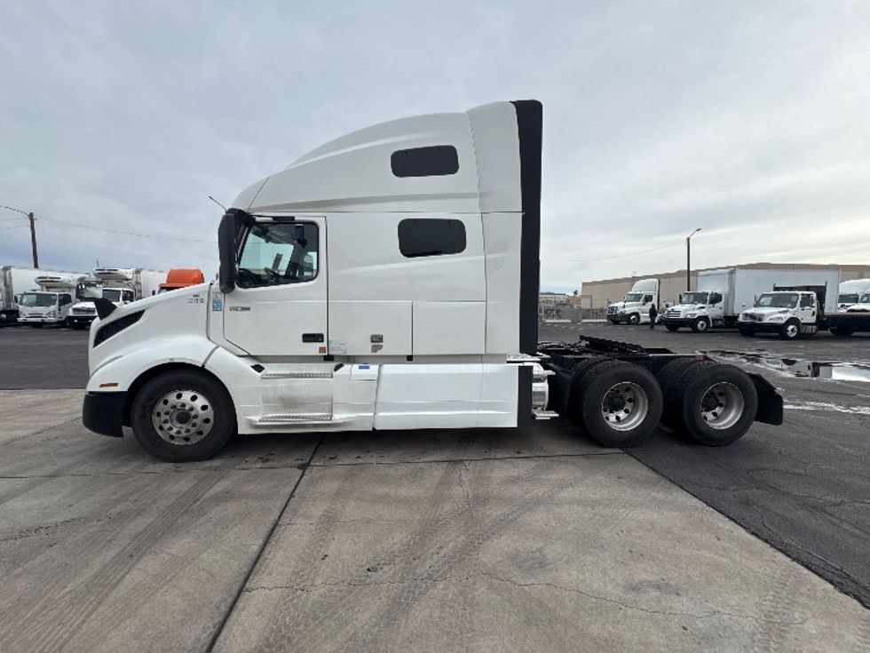 Sleeper Tractor-Heavy Duty Tractors-Volvo-2019-VNL64760-Phoenix-AZ-731,400\n\t\tmiles-$ 52,250 - Image 4