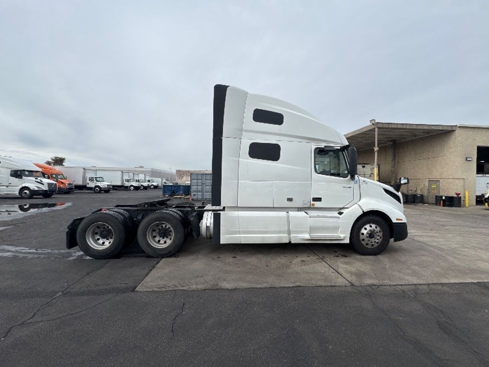 Sleeper Tractor-Heavy Duty Tractors-Volvo-2019-VNL64760-Phoenix-AZ-731,400\n\t\tmiles-$ 52,250 - Image 8