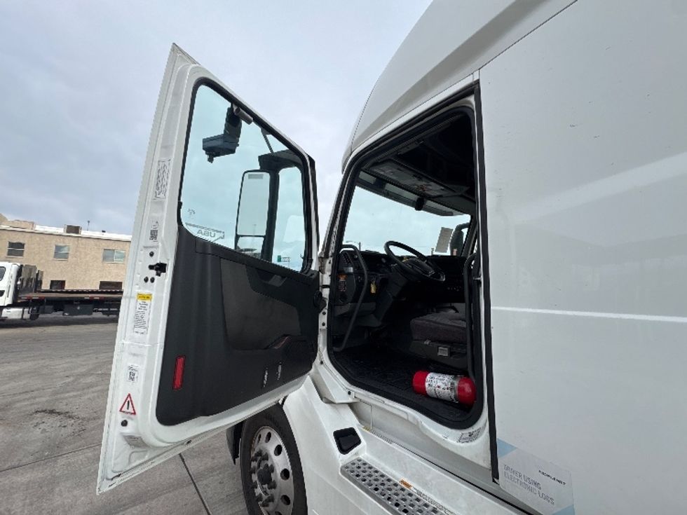 Sleeper Tractor-Heavy Duty Tractors-Volvo-2019-VNL64760-Phoenix-AZ-731,400\n\t\tmiles-$ 52,250 - Image 9