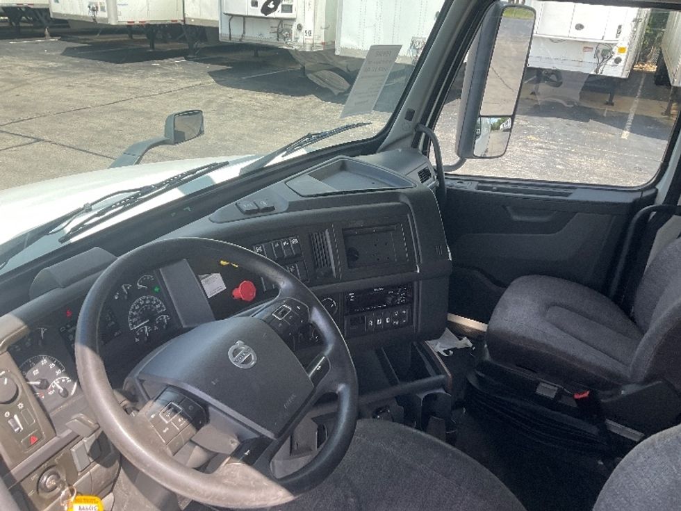 Sleeper Tractor-Heavy Duty Tractors-Volvo-2019-VNL64760-Piqua-OH-514,654\n\t\tmiles-$ 60,500 - Image 10