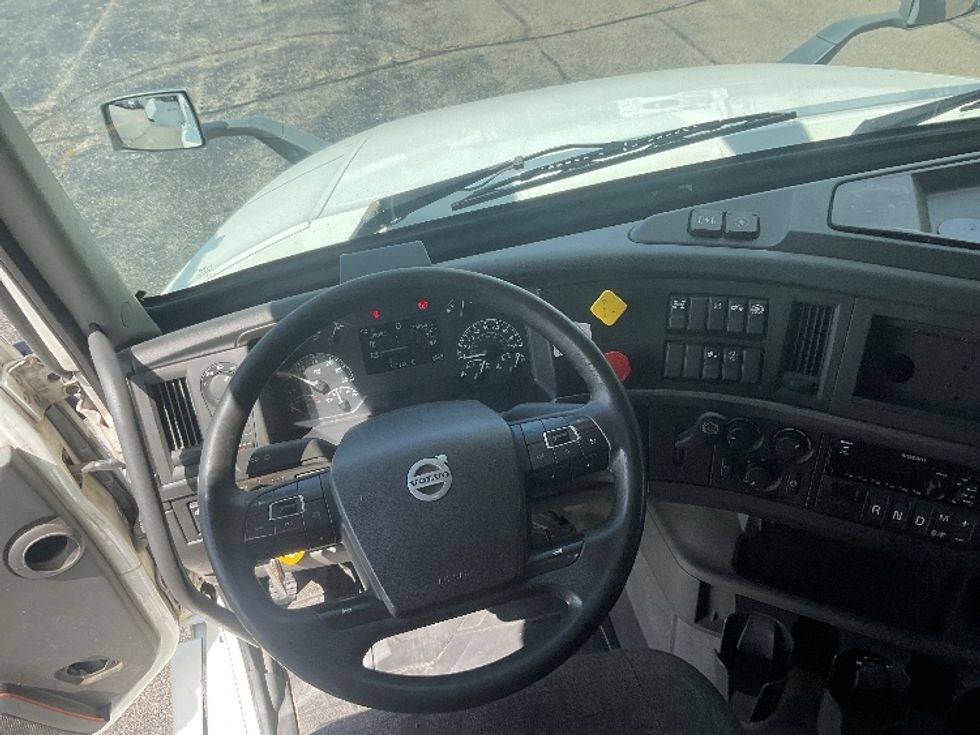 Sleeper Tractor-Heavy Duty Tractors-Volvo-2019-VNL64760-Piqua-OH-514,654\n\t\tmiles-$ 60,500 - Image 11