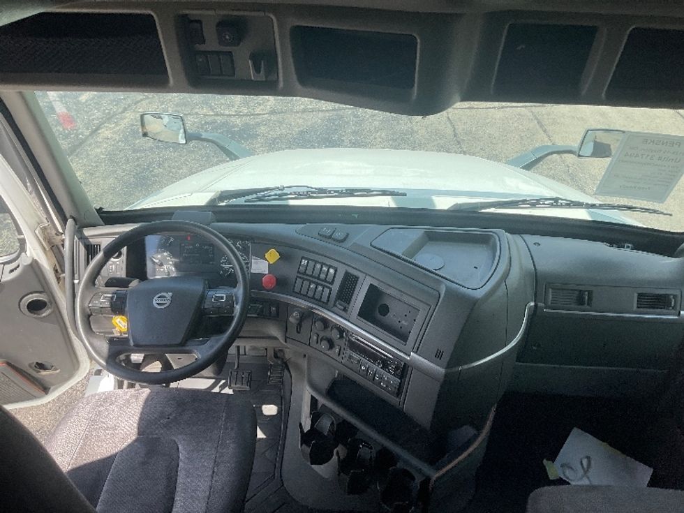 Sleeper Tractor-Heavy Duty Tractors-Volvo-2019-VNL64760-Piqua-OH-514,654\n\t\tmiles-$ 60,500 - Image 12