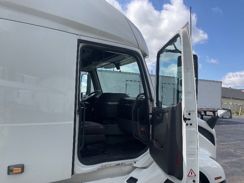 Sleeper Tractor-Heavy Duty Tractors-Volvo-2019-VNL64760-Piqua-OH-514,654\n\t\tmiles-$ 60,500 - Image 13